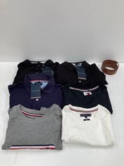 7 X TOMMY HILFIGER GARMENTS IN VARIOUS SIZES AND STYLES INCLUDING BLACK T-SHIRT SIZE XL - LOCATION 34C.