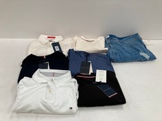 7 X TOMMY HILFIGER GARMENTS IN VARIOUS SIZES AND STYLES INCLUDING BLUE T-SHIRT SIZE 3XL - LOCATION 30C.