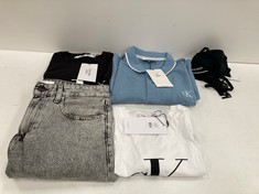 5 X CALVIN KLEIN CLOTHING VARIOUS SIZES AND STYLES INCLUDING WHITE T-SHIRT SIZE S - LOCATION 30C.