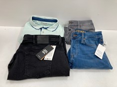 4 X JACK & JONES GARMENTS IN VARIOUS SIZES AND STYLES INCLUDING BLUE POLO SHIRT SIZE 5XL - LOCATION 26C.