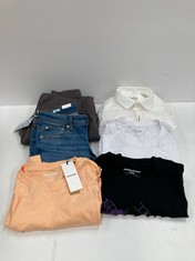 6 X JACK & JONES GARMENTS IN VARIOUS SIZES AND STYLES INCLUDING BLACK T-SHIRT SIZE M - LOCATION 22C.