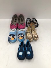 5 X SLIPPERS VARIOUS MODELS AND SIZES INCLUDING BLUEY SLIPPERS SIZE 27 - LOCATION 43C.