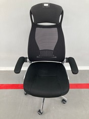 OFFICE CHAIR SONGMICS BLACK WITH SPARE WHEEL AND ADJUSTABLE ARMRESTS.