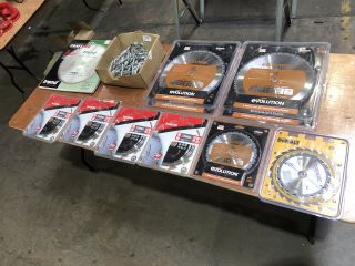 BOX OF CARABINER CLIPS AND QTY OF SAW BLADES INCLUDING MAKITA, DEWALT AND EVOLUTION