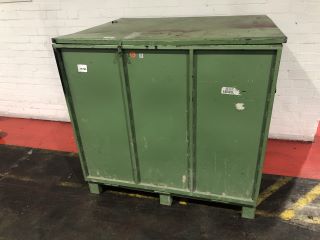 GREEN STEEL WORKSHOP TOOL CABINET (SIZE:121CM W X 115CM H X 130CM D)