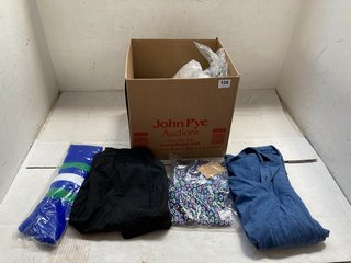 QTY OF ASSORTED MENS CLOTHING ITEMS TO INCLUDE THE NORTH FACE SHORT IN BLACK SIZE M: LOCATION - J6