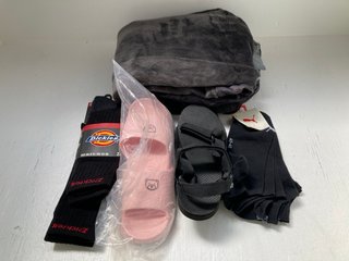 QTY OF ASSORTED CLOTHING TO INCLUDE PUMA SNEAKER ANKLE SOCKS IN BLACK SIZE 9-12: LOCATION - J8