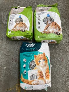 3 X BAGS OF PET BEDDING/LITTER TO INCLUDE BACK 2 NATURE SMALL ANIMAL BEDDING AND LITTER: LOCATION - J10