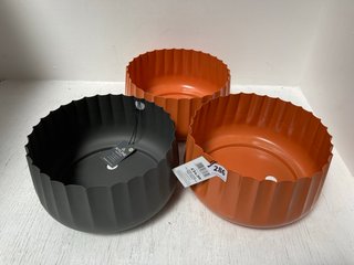 3 X IVYLINE HUDSON CORRUGATED BOWL PLANTER H15CM D30CM IN ORANGE AND SLATE: LOCATION - I14