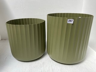 SET OF 2 IVYLINE HUDSON CORRUGATED PLANT POTS IN GREEN SIZE H32CM D32CM AND H37CM D37CM: LOCATION - I14