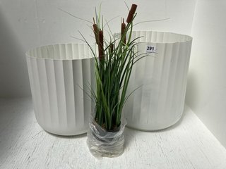 SET OF 2 IVYLINE HUDSON CORRUGATED PLANT POTS IN WHITE SIZE H32CM D32CM AND H37CM D37CM TO INCLUDE ARTIFICIAL POTTED PLANT: LOCATION - I14