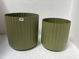 SET OF 2 IVYLINE HUDSON CORRUGATED PLANT POTS IN GREEN SIZE H32CM D32CM AND H37CM D37CM: LOCATION - I14