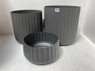 SET OF 2 IVYLINE HUDSON CORRUGATED PLANT POTS IN SLATE SIZE H32CM D32CM AND H37CM D37CM: LOCATION - I14