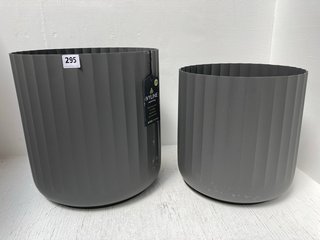 SET OF 2 IVYLINE HUDSON CORRUGATED PLANT POTS IN SLATE SIZE H32CM D32CM AND H37CM D37CM: LOCATION - I14