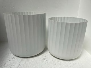 SET OF 2 IVYLINE HUDSON CORRUGATED PLANT POTS IN WHITE SIZE H32CM D32CM AND H37CM D37CM: LOCATION - I14