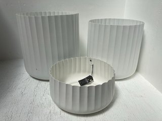 SET OF 3 IVYLINE HUDSON CORRUGATED PLANT POTS IN WHITE SIZE H32CM D32CM/ H37CM D37CM/ H15CM D30CM: LOCATION - I14