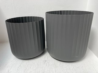 SET OF 2 IVYLINE HUDSON CORRUGATED PLANT POTS IN SLATE SIZE H32CM D32CM AND H37CM D37CM: LOCATION - I14