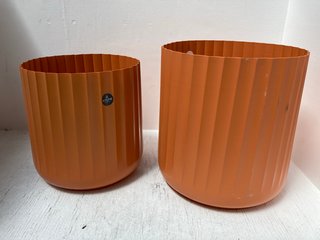 SET OF 2 IVYLINE HUDSON CORRUGATED PLANT POTS IN ORANGE SIZE H32CM D32CM AND H37CM D37CM: LOCATION - I14