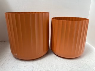 SET OF 2 IVYLINE HUDSON CORRUGATED PLANT POTS IN ORANGE SIZE H32CM D32CM AND H37CM D37CM: LOCATION - I13