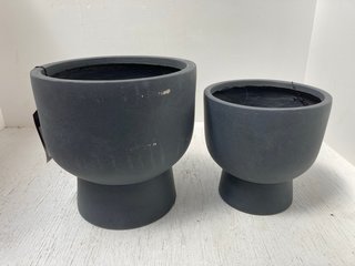 SET OF 2 IVYLINE OUTDOOR DALLAS CHARCOAL FOOTED PLANTERS H30CM D30CM/ H24CM D24CM: LOCATION - I13