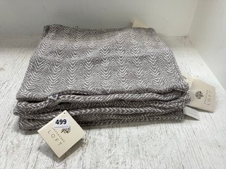 QTY OF APPLETREE LOFT KNITTED PILLOW COVERS IN GREY: LOCATION - J20