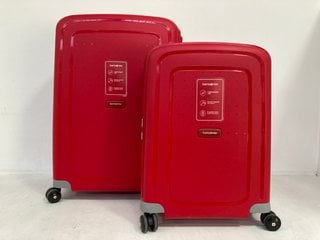 SAMSONITE MEDIUM HARDSHELL SUITCASE IN RED TO INCLUDE SMALL SAMSONITE HARDSHELL SUITCASE IN RED - COMBINED RRP £310: LOCATION - FRONT BOOTH