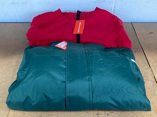 RESULT BOTTLE GREEN CHILDRENS JACKET IN SIZE UK XS TO INCLUDE RESULT CHILDRENS JACKET IN BLACK\RED IN SIZE UK S: LOCATION - J19