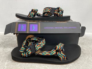 TEVA WOMENS RAINBOW WAVE OPEN TOE SANDALS IN BLACK - UK SIZE 7: LOCATION - I5