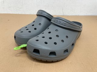 CROCS UNISEX CLASSICS CLOGS IN SLATE GREY - UK SIZE 11: LOCATION - I4