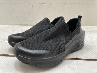 SKECHERS ARCHFIT SLIP ON SHOE IN BLACK SIZE UK 8: LOCATION - J3