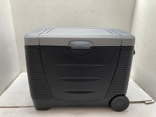 ELECTRIQ 45L PORTABLE COOLER BOX: LOCATION - J3