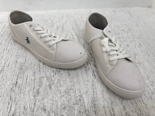 ORIGINAL PENGUIN MENS TRAINERS IN WHITE - UK SIZE 10: LOCATION - I1