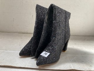 BLACK SEQUIN TALL BOOT SIZE UK 6: LOCATION - J4