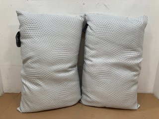 2 X PRESTIGIOUS TEXTILES TEXTURED DECORATIVE FURNITURE CUSHIONS IN SILVER: LOCATION - H4