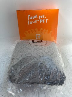 LOVE ME LOVE PET LARGE PET BED IN GREY: LOCATION - E1