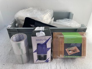 QTY OF ASSORTED ITEMS TO INCLUDE CHEESE STORAGE CASE: LOCATION - E1