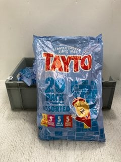 4 X TAYTO MULTI-PACK CRISPS IN VARIOUS FLAVOURS TO INCLUDE SMOKEY BACON - BBE 31/08/2024: LOCATION - E1