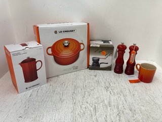 4 X ASSORTED LE CREUSET KITCHEN ITEMS TO INCLUDE 26CM SIGNATURE ROUND CASSEROLE DISH - RRP £220 & OUTDOOR ELECTRIC BURNER: LOCATION - E2