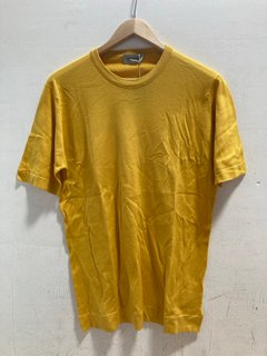 JOHN SMEDLEY MENS STANDARD FIT LORCA WELTED T-SHIRT IN LEMON ZEST - UK SIZE MEDIUM - RRP £145: LOCATION - WA3