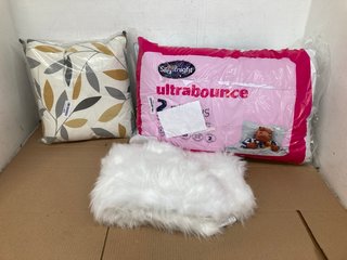 3 X ASSORTED HOUSEHOLD FURNISHINGS TO INCLUDE PACK OF 2 SILENTNIGHT ULTRABOUNCE PILLOWS: LOCATION - WA4