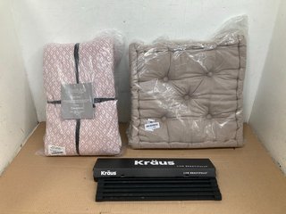 3 X ASSORTED HOUSEHOLD ITEMS TO INCLUDE CHAIR CUSHION IN GREY & EMMA BARCLAY CASABLANCA THROW OVER BLANKET IN BLUSH PINK: LOCATION - WA6