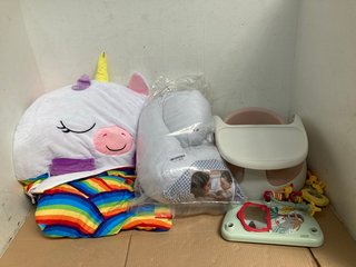 3 X ASSORTED KIDS ITMS TO INCLUDE MAMAS & PAPAS 3-IN-1 BABY BUG SIT UP, FEED & PLAY AND UNICORN SLEEPING BAG: LOCATION - WA7