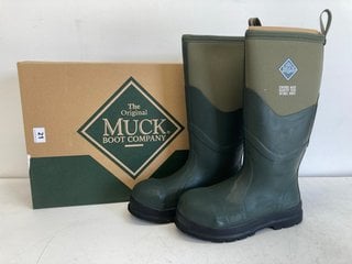 THE ORIGINAL MUCK BOOT COMPANY CHORE MAX S5 WELLINGTON BOOTS IN MOSS - SIZE UK7 - RRP £155: LOCATION - BOOTH