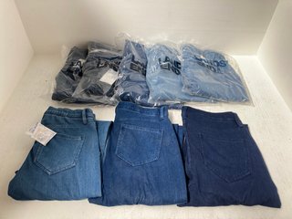 8 X PAIRS OF LADIES LANDS END STRAIGHT LEG JEANS IN LIGHT / MEDIUM / DARK INDIGO - UK SIZE: LARGE: LOCATION - A15