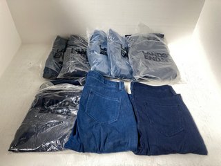 8 X PAIRS OF LADIES LANDS END STRAIGHT LEG JEANS IN MEDIUM / DARK INDIGO - UK SIZE: LARGE: LOCATION - A15