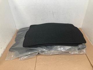 5 X ASSORTED SETS OF CAR MATS TO INCLUDE TOYOTA HILUX 1997-2005 CAR MAT SET IN BLACK CLOTH: LOCATION - A11