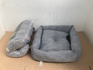 2 X SMALL BUNTY TRAVEL PET BEDS WITH BUCKLE IN GREY: LOCATION - A8