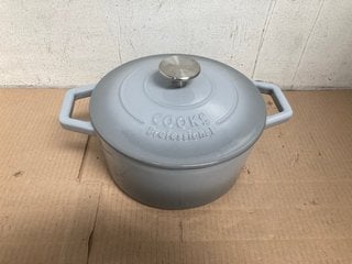 COOKS PROFESSIONAL 20CM CAST IRON ENAMEL CASSEROLE DISH IN GRADUATED GREY - RRP £60: LOCATION - A8