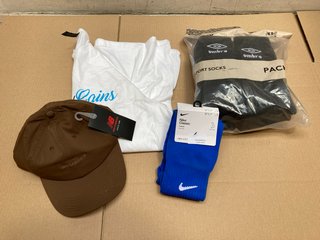 QTY OF ASSORTED CLOTHES TO INCLUDE NIKE CLASSIC FOOTBALL SOCKS IN BLUE - UK SIZE 2-5: LOCATION - WA1