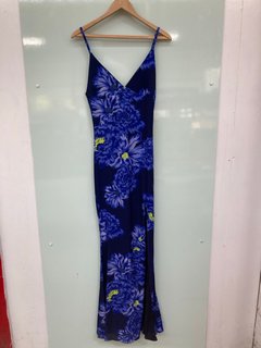 CLUB L LONDON FARAH PLUNGE NECK MAXI DRESS IN BLUE FLORAL - UK SIZE 10 TO INCLUDE CLUB L LONDON CEREMONY BANDEAU FISHTAIL MAXI DRESS IN HOT PINK - UK SIZE 10: LOCATION - WA2